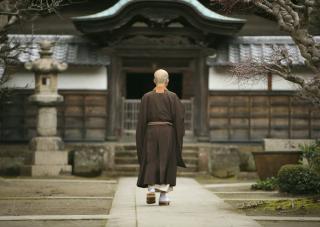 Egy szerzetes egy kamakurai kolostor udvarán