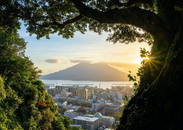 Kagoshima város, a háttérben a Sakurajima