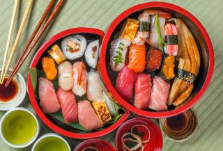 Friss sushi a Tsukiji halpiacon, Tokió