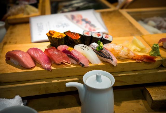 Friss sushi a Tokiói Tsukiji piacon
