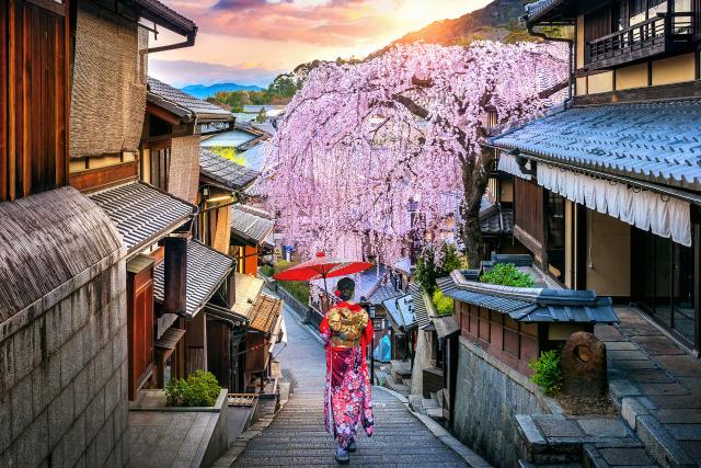 Kimonót viselő nő a történelmi Higashiyama negyedben, Kiotó, Japán