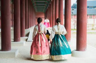 Koreai lányok népviseletben a Gyeongbokgung Palotánál 