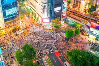A Shibuya kereszteződés felülnézetben, alkonyatkor, Tokió