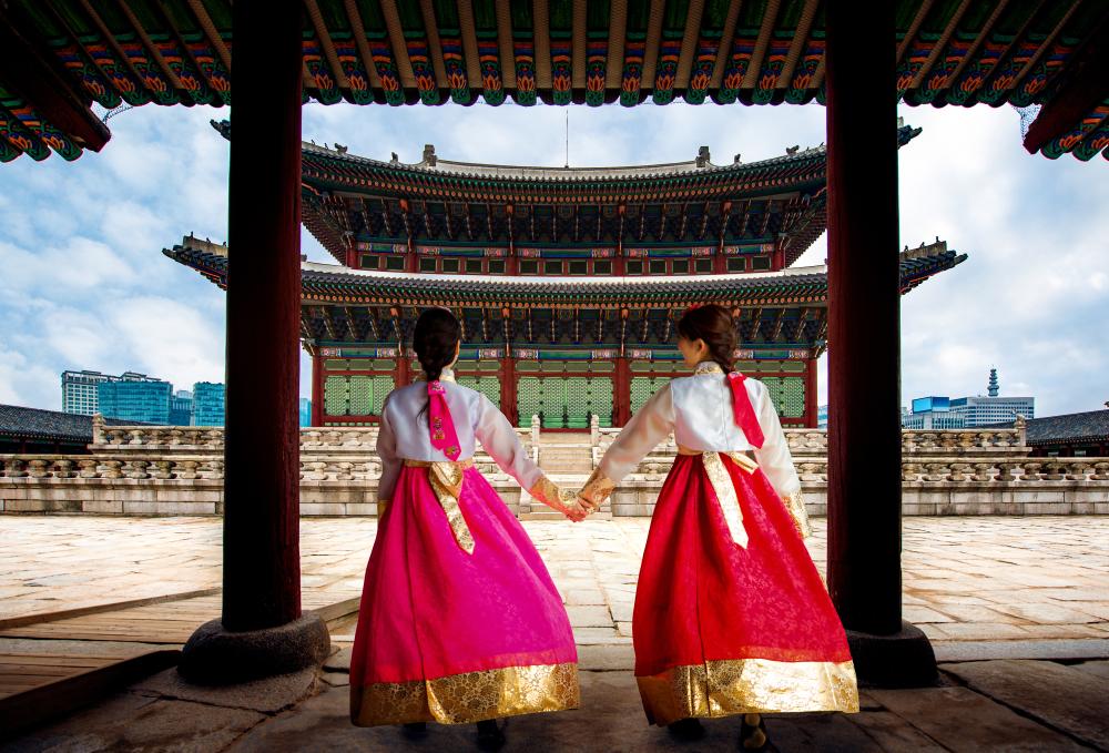 Hanbokba öltözött látogatók a Gyeongbokgung palotában, Szöul
