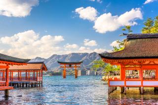 Az Itsukushima szentély és vízen “úszó” torii kapuja, Miyajima-sziget