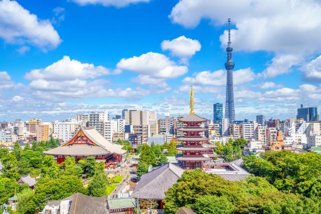 Sensoji templom, háttérben a modern Tokióval