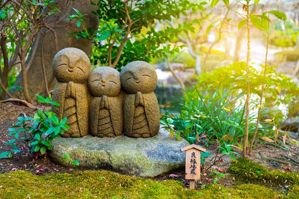Mosolygó jizo-szobrocskák a Hasedera templom kertjében, Kamakura