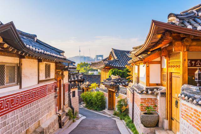 A Bukchon Hanok városrész hagyományos épületei között, Szöul