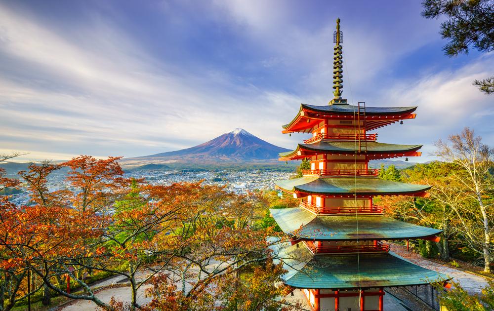Chureito pagoda, háttérben a hósapkás Fuji-heggyel