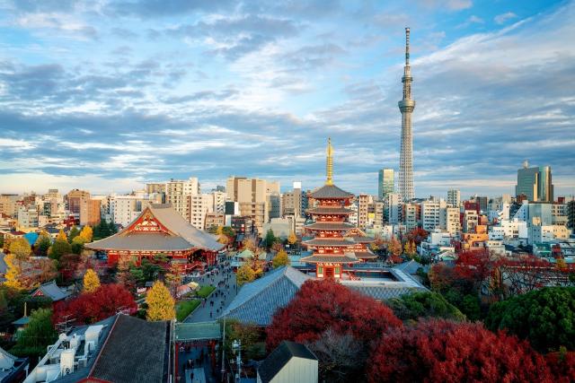 Asakusa Sensoji temploma és a Tokyo Skytree látképe ősszel, Tokió