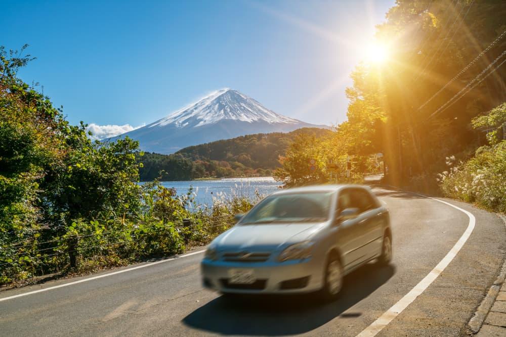 Autó vezetés a Fuji hegy közelében Japánban, gyors mozgást mutató motion blurral a Kawaguchiko tónál lévő autópálya úton
