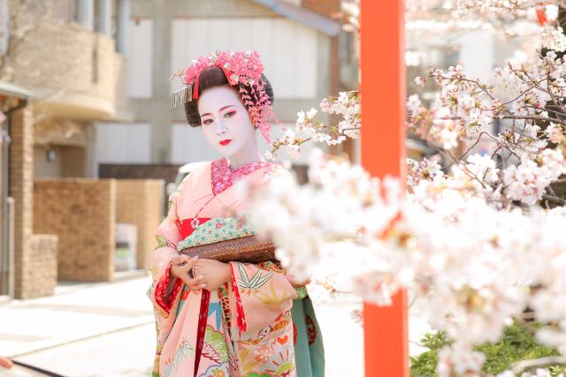 Utcán sétáló maiko (gésanövendék)