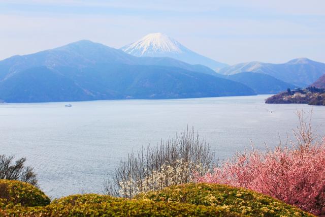Ashi-tó, háttérben a hófödte Fuji-heggyel, Hakone
