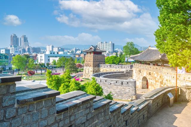 Hwaseong erőd, háttérben a modern várossal, Suwon