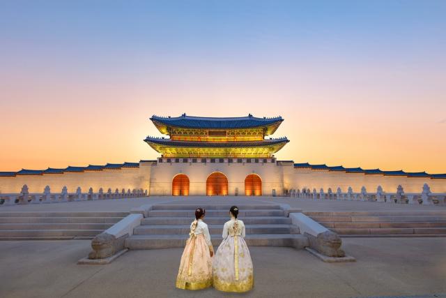 Gyeongbokgung palota hanbokba öltözött látogatókkal, Szöul