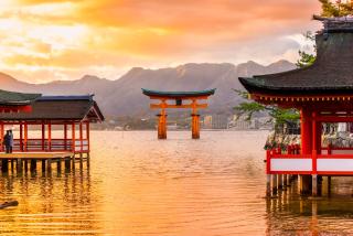 Itsukushima szentély, háttérben az “úszó” torii kapuval, Miyajima 