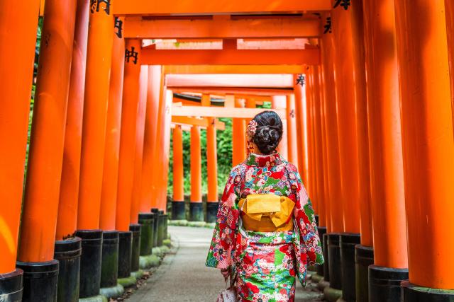 Séta a torii kapuk alatt a Fushimi Inari szentélynél, Kiotó 