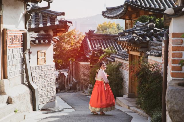 Séta hanbokba öltözve a Bukchon Hanok faluban, Szöul