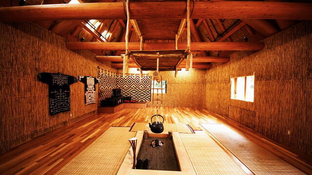 Hagyományos ainu otthon belülről