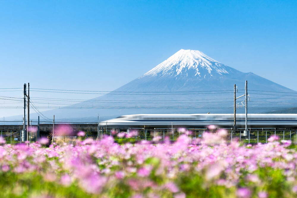 Shinkansen vonat a Fuji hegy mellett haladva