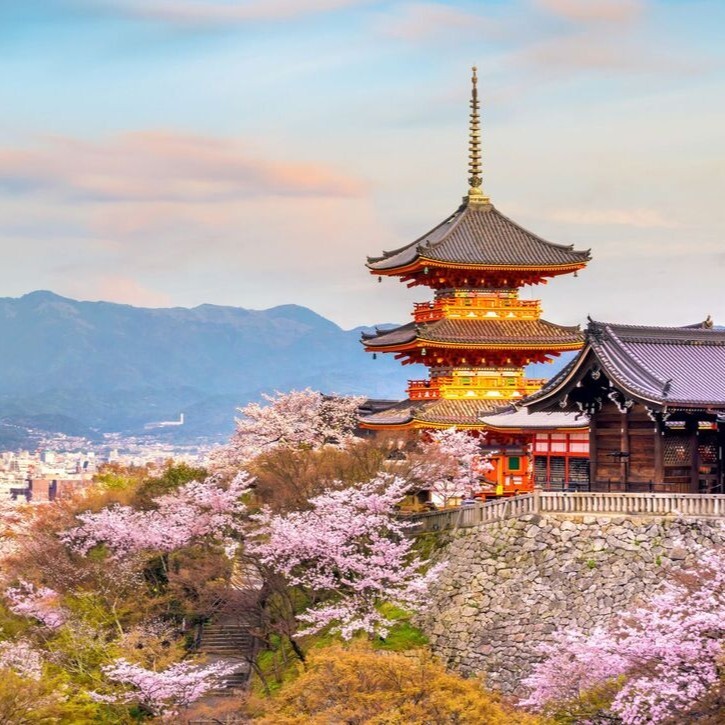Kiyomizu-dera templom cseresznyevirágokkal, Kiotó, Japán.